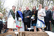 Landwirtschaftsminister Helmut Brunner mit der Bayerischen Kartoffelkönigin Marina Heigl, der Bayerischen Weizenkönigin Maria Schlachtbauer, der fränkischen Weinkönigin Christina Schneider  und der Schrobenhausener Spargelkönigin Martina II. (©Foto: Martin Schmitz)